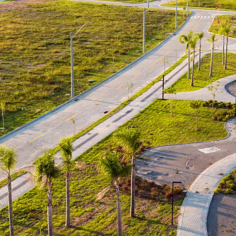 Vista aérea das ruas e da praça do ARBO Village Park